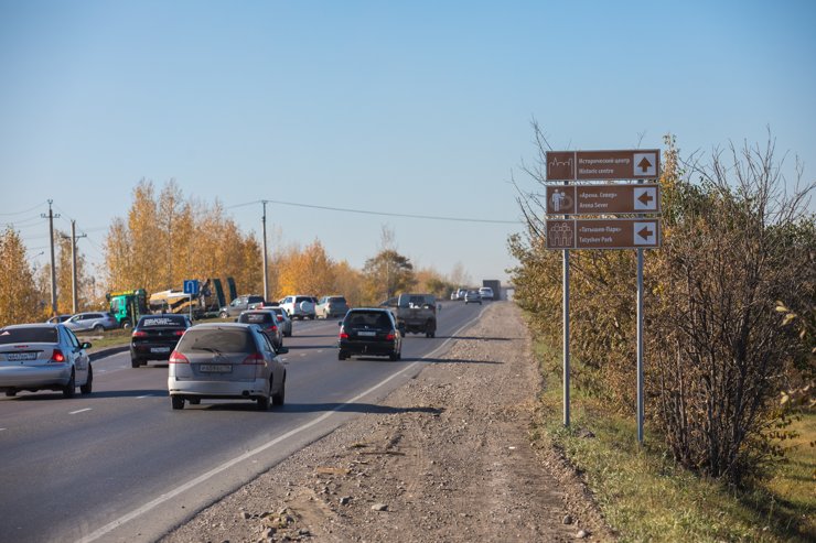 Табличка оптимистично не сообщает, что до того же Татышев-парка ехать больше 10 километров через город
