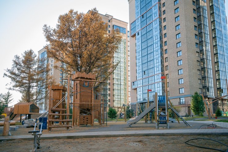 Для жильцов есть спортивная и детская площадки, домик на дереве и скалодром.