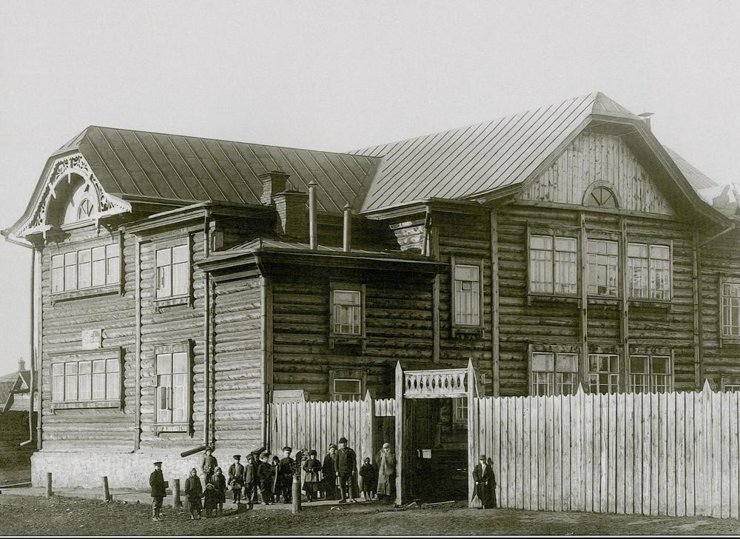 Первая в Николаевке школа. Некоторые дома до сих пор сохранили похожий архитектурный вид. Теперь их намерены снести