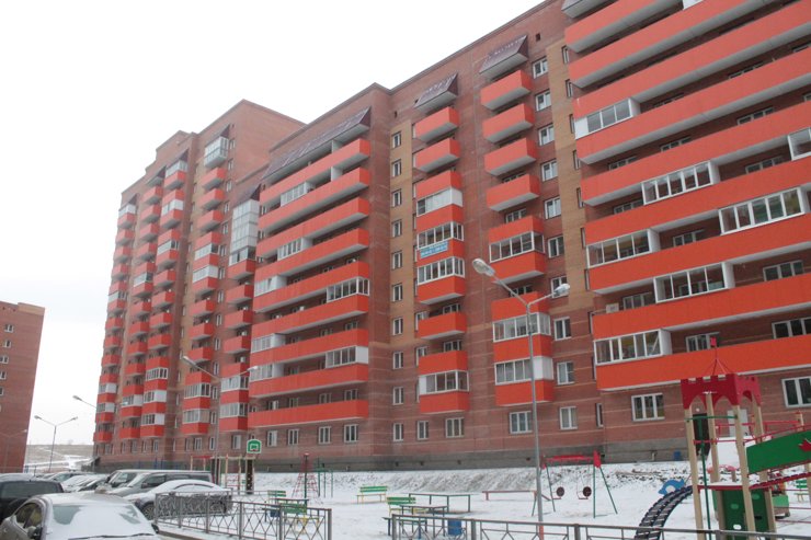 Красные кирпичные дома снабдили оранжевыми балконами — чтобы еще больше выделялись на фоне серых «панелек»