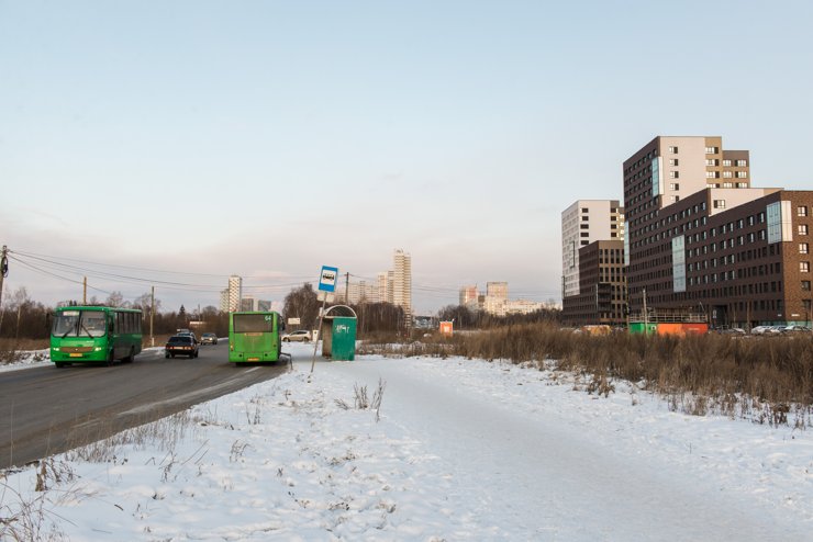 Вблизи квартала, по Суходольской, ходят 64 маршрутка — через центральный стадион и Малышева до поселка Компрессорный — и 85 автобус до Радиоколледжа