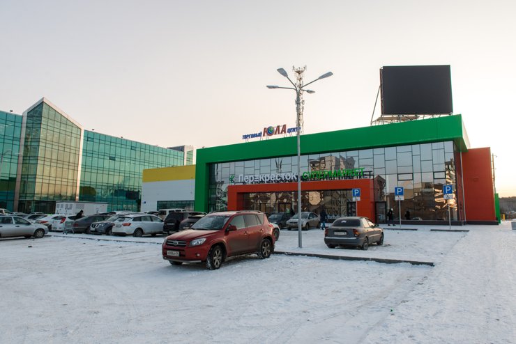 Ближайшие к «Суходольскому» крупные магазины — это супермаркет «Перекресток» и «Пятерочка» на Суходольской, 197