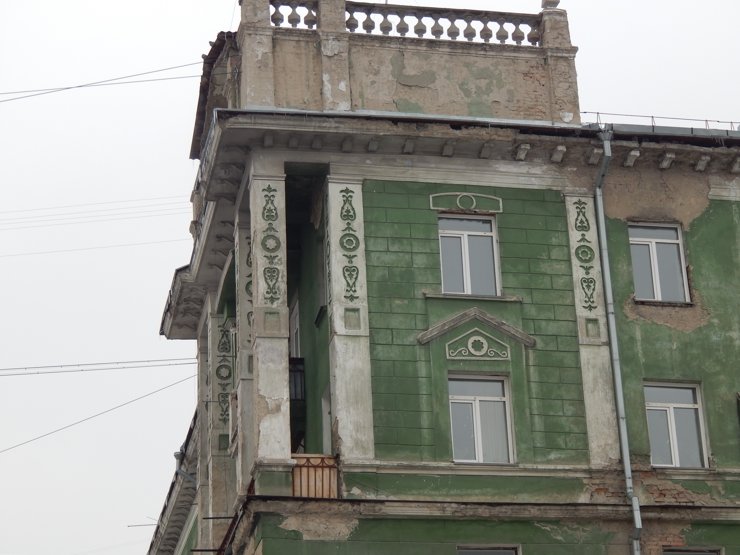 Символы на фасаде: русские, египетские, инопланетные? 