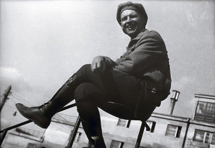 Александр Родченко на перилах, 1930 год