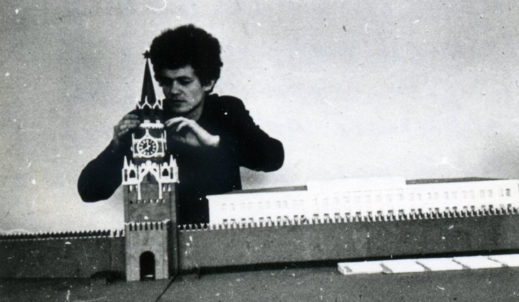 Франциско Инфанте-Арана у своей модели Московского Кремля, созданной для проекта кинетического освещения башен Кремля и Красной площади, 1968 год